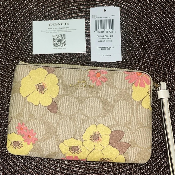 Coach Handbags - 💝🆕💝 Corner Zip Wristlet In Signature Canvas With Floral Print